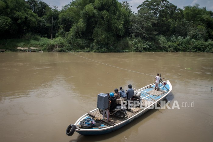 Perahu penyebrangan di sungai bengawan solo kembali beroperasi