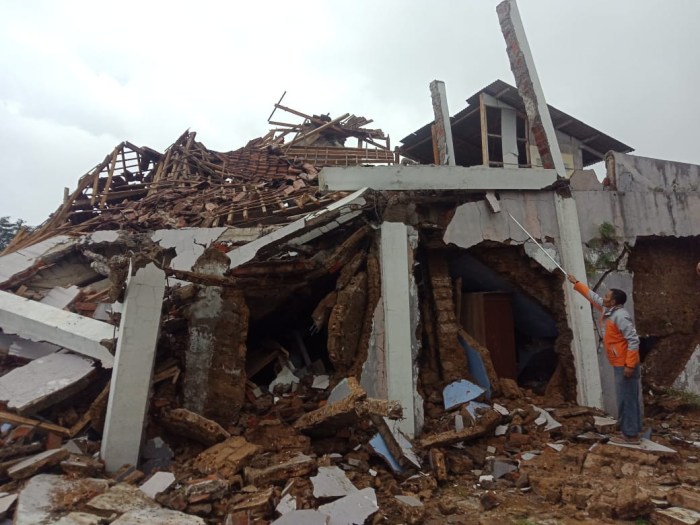 Warga di bandung syok akibat gempa m 4 9 rumah langsung runtuh semua