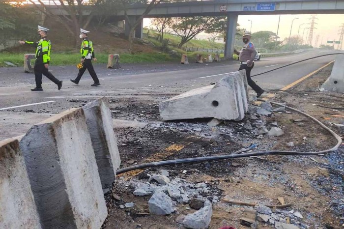 Penampakan kebakaran landa kolong tol surabaya porong