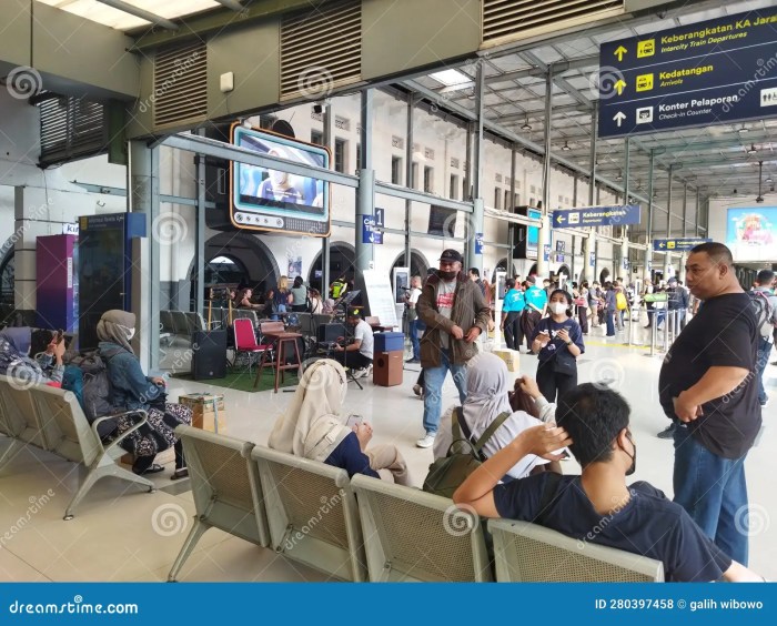 Suasana stasiun pasar senen jelang long weekend