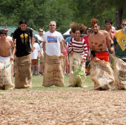 CHUTOGEL - Lomba balap karung dengan elemen taruhan tradisional